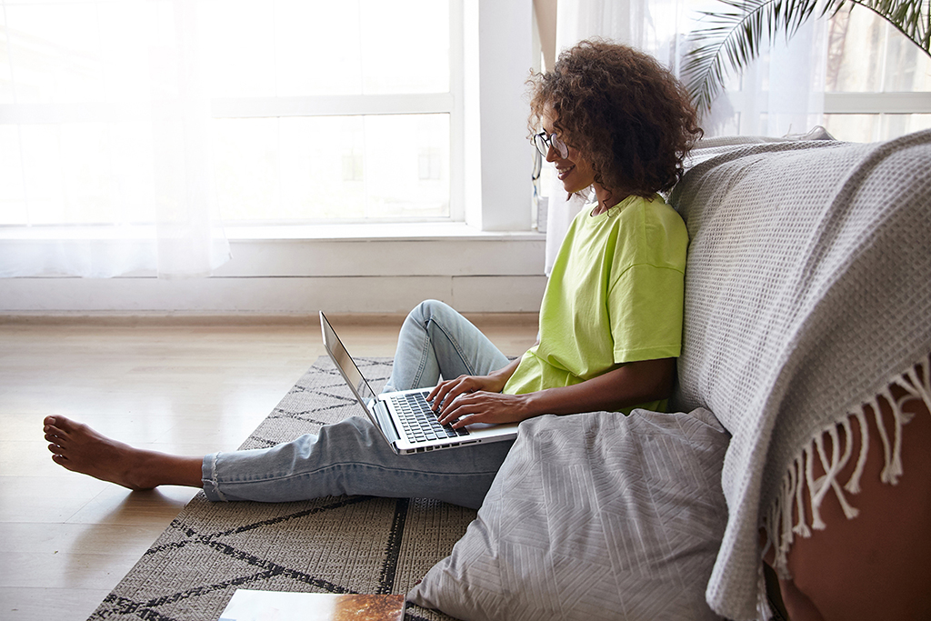 mujer sentada en el piso navegando por internet